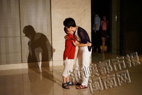 一美籍华人女子在泉州动手打男孩 原因竟是爱剔牙